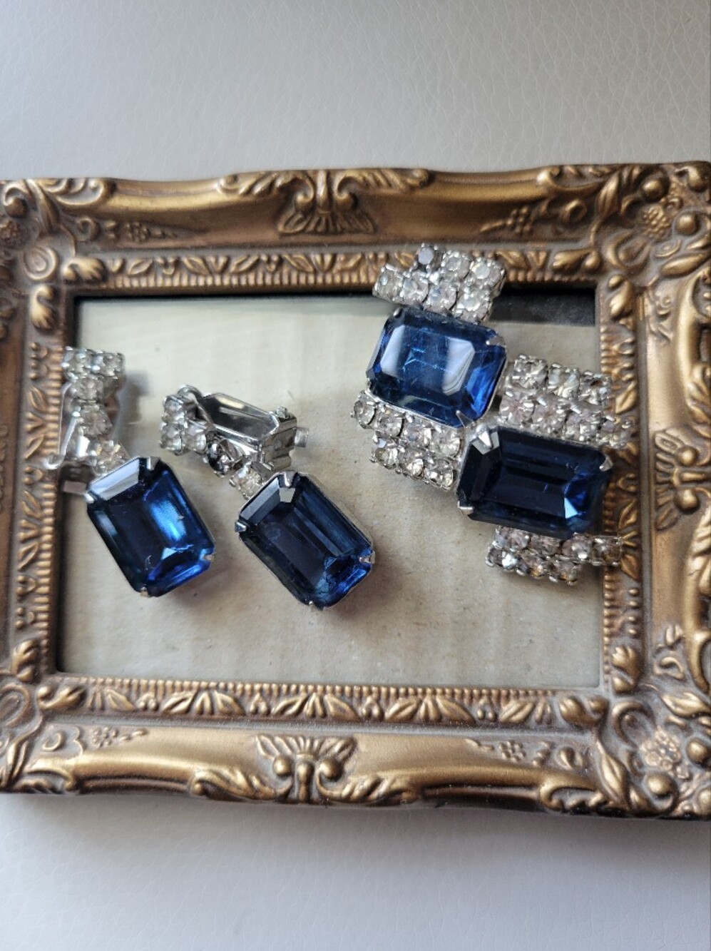 Estate Find Demi-Parure ~ Blue Faux Gems & Rhinestones Brooch Clip-On Earrings - Picture 14 of 16